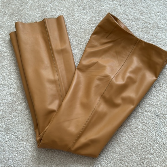 Andrew Marc butterscotch butter soft leather pants. Back hidden zipper, lined - Picture 6 of 7